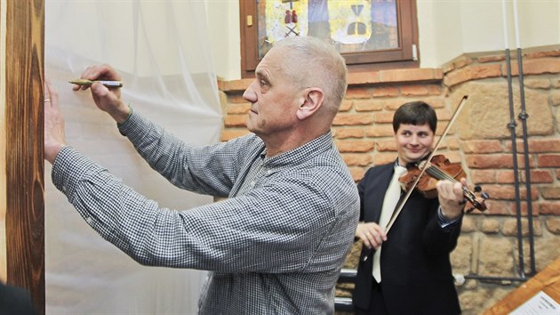 Otevření a vysvěcení kaple ve věznici Bory, kterou vybudovali vězni podle návrhu architekta Davida Vávry. Kapli vysvětil plzeňský biskup Tomáš Holub.