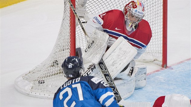 Finský hokejový útočník Joona Luoto právě překonává brankáře Jakuba Škarka.