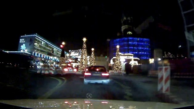 Snmek pozen palubn kamerou zachycuje pjezd kamionu k vnonmu trhu v Berln (23. prosince 2016)