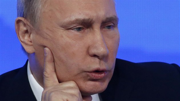 Ruský prezident Vladimir Putin bhem tradiní tiskové konference v Moskv (23....