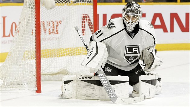 Peter Budaj z Los Angeles sleduje puk v utkn s Nashvillem.