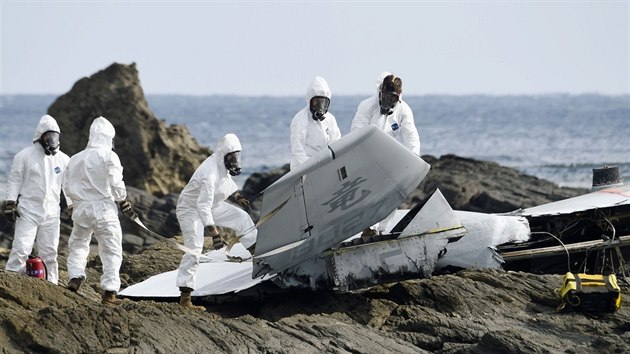 Technici vyzvedvaj trosky letounu Osprey, kter se 16. prosince ztil do moe u Okinawy.