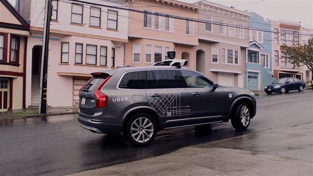 Autonomn prototyp Volva XC90 pi testech Uberu v San Francisku