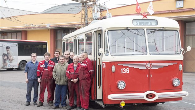 Dopravn podnik v Pardubicch (DPMP) dokonuje renovaci historickho trolejbusu koda 8Tr9 ze 60. let. Na snmku editel DPMP Tom Pelikn a technici podniku.