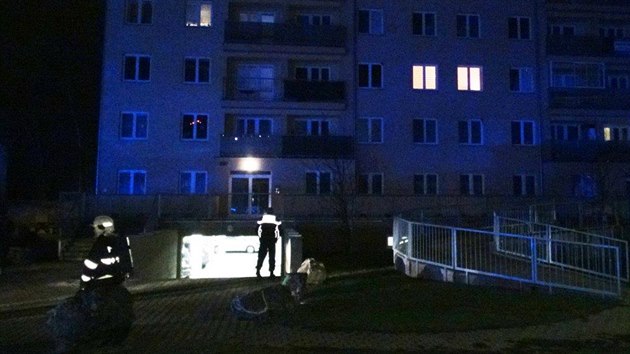 Policie evakuovala dv patra domu v Klecanech kvli podezen na bombu na podvozku auta v podzemn gari (23. prosince 2016).