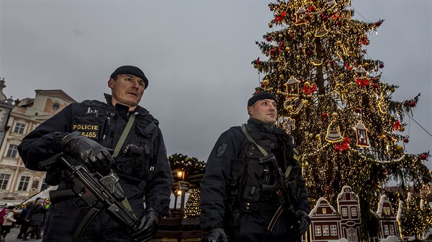 Zvýšená bezpečnostní opatření na pražském Staroměstském náměstí po tragédii v Berlíně (20. prosince 2016)