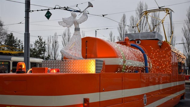 Mazací tramvaj ve vánoční ladění