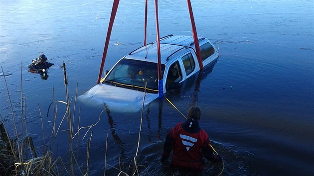 Hasii lovili auto, kter ve tvrtek spadlo do Brloskho rybnka na Krumlovsku.