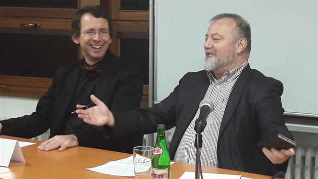 ��f zahrani�n�ho odboru prezidentsk� kancel��e a pravd�podobn� budouc� velvyslanec v USA Hynek Kmon��ek a budouc� velvyslanec ve Francii Petr Drul�k p�i diskusi o Donaldu Trumpovi