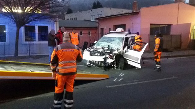 Snmek z nehody v Hranicch na Perovsku, kdy nkladn vz po stetu s osobnm autem narazil do budovy mstn koly. (23. prosince 2016)