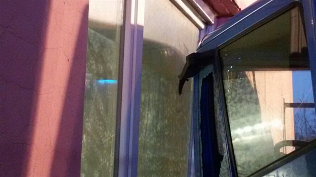 Snmek z nehody v Hranicch na Perovsku, kdy nkladn vz po stetu s osobnm autem narazil do budovy mstn koly. (23. prosince 2016)
