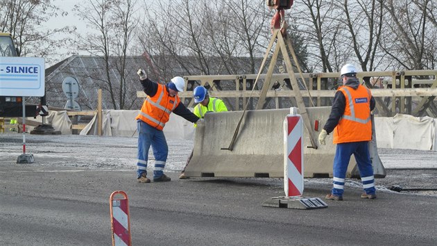 Na most pes hradeckou tra silnii umstili betonov svodidla.