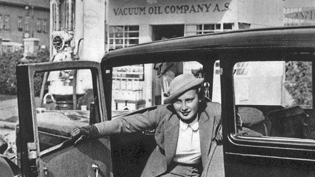 Na snímku z třicátých let minulého století vystupuje z auta před benzinovou stanicí herečka Lída Baarová.