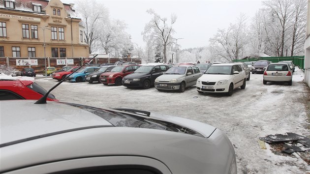 Parkovit v jihlavsk Kov ulici. Kvli zvad se na nm nkolik msc neplatilo. A idii toho vyuvali, vechna stn byla obvykle zaplnna.