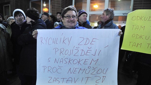 Protest proti zrušení rychlíkových spojů na nádraží v Křižanově na Žďársku.