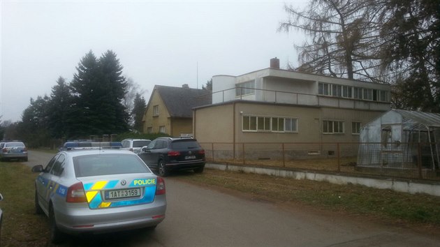 Policist objevili v Klnovicch varnu drog, pi zsahu se nadchali chemikli (21.12.2016).