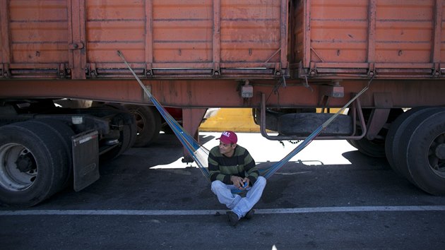 Řidič nákladního vozidla čeká, až bude vpuštěn do přístavu Puerto Cabello (14. listopadu 2016)