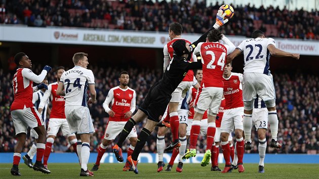 Brank Arsenalu Petr ech zasahuje po standardn situaci v utkn s West Bromwichem.