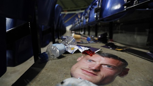 TAKHLE SKON�IL. Veden� fotbalov�ho Leicesteru rozdalo fanou�k�m t�icet tis�c masek �to�n�ka Jamieho Vardyho, kter� byl podle klubu nespravedliv� potrest�n.