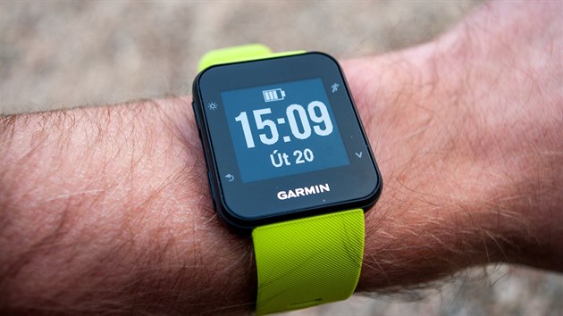 Garmin Forerunner 35 v ziv zelen barv.