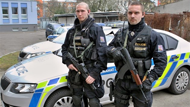 Policejní hlídky nosí v centru Plzně dlouhé zbraně. (21. prosince 2016)