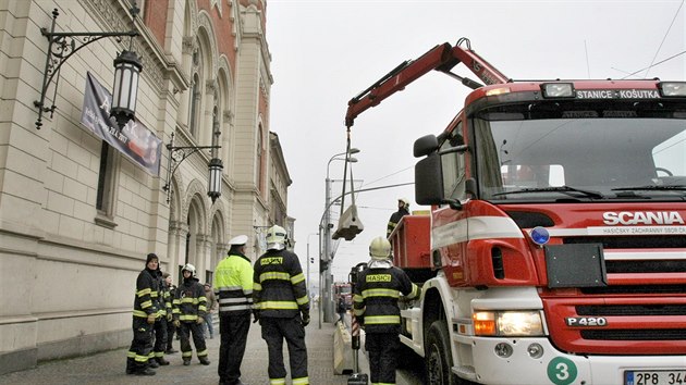 U Velk synagogy v Plzni, na nmst Republiky a v jeho okol instalovali hasii betonov bloky jako ztarasy proti toku automobilem. (21. prosince 2016)