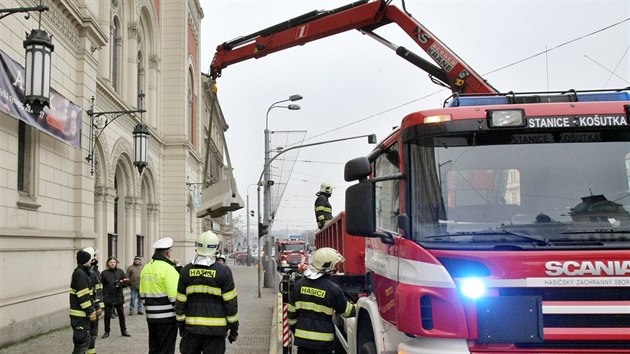 U Velk synagogy v Plzni, na nmst Republiky a v jeho okol instalovali hasii betonov bloky jako ztarasy proti toku automobilem. (21. prosince 2016)