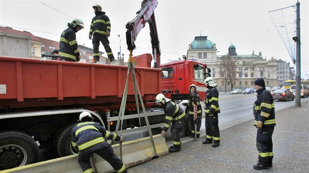 U Velk synagogy v Plzni, na nmst Republiky a v jeho okol instalovali hasii betonov bloky jako ztarasy proti toku automobilem. (21. prosince 2016)