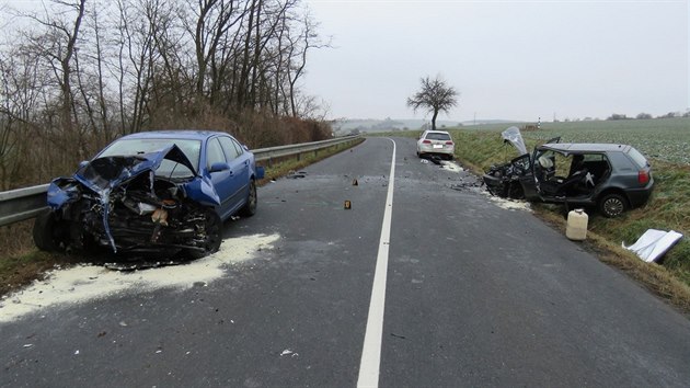 Dopravn nehoda mezi obcemi Blovice a Nedachlebice, pi n modr vz koda Octavia naboural do dvojic aut Volkswagen Golf.