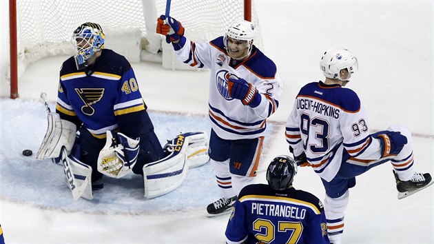 Ryan Nugent-Hopkins (vpravo) a Andrej Sekera z Edmontonu se raduj pot, co pekonali branke Cartera Huttona ze St. Louis.