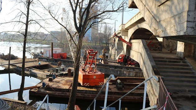 Pomocí vyhloubené průzkumné jímky odborníci z Kloknerova ústavu ČVUT zkontrolují stav založení pilíře Libeňského mostu a kvalitu betonu (20.12.2016)