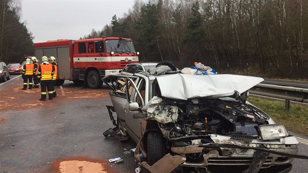 Vážná nehoda ve středu uzavřela dálnici D10 na 32. kilometru směrem na Turnov. Zranění utrpěli čtyři lidé včetně kojence. (28.12.2016)