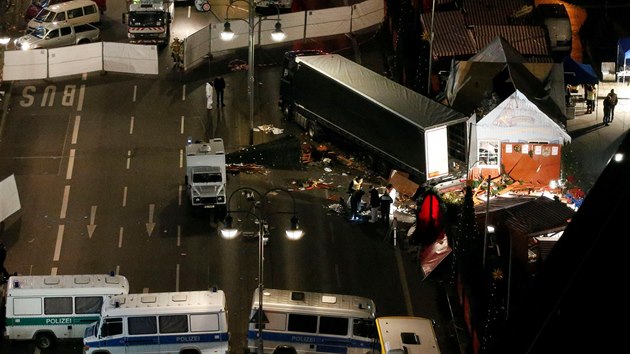 Berlnsk nmst Breitscheidplatz po incidentu, kdy vjel nkladn automobil do davu nvtvnk vnonho trhu (20. prosince 2016)