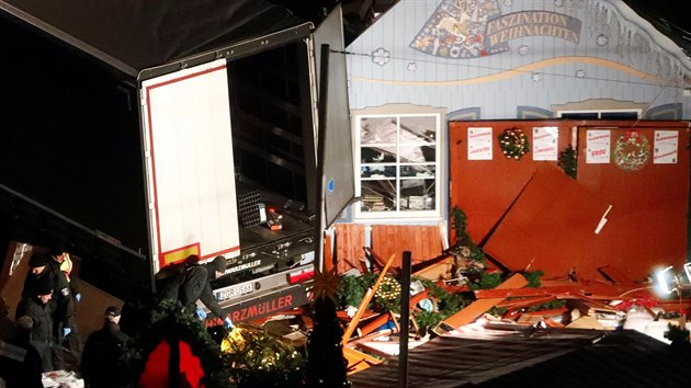 Do davu návštěvníků vánočního trhu na berlínském náměstí Breitscheidplatz vjel nákladní automobil (20. prosince 2016).