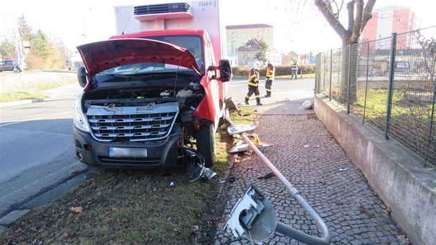 idi nkladnho vozu v Prostjov projel stedem kruhov kiovatky a pot narazil do lampy, kterou vyvrtil. Podle svch slov se nemohl soustedit na zen kvli zchvatu kale.