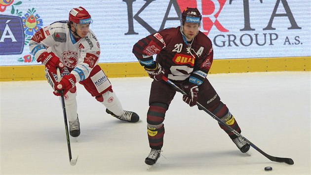 Třinecký hokejista Ján Sýkora (vlevo) se snaží­ dohnat sparťanského Petra Vránu.