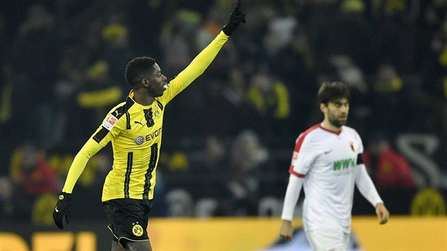 Ousmane Dembel z Dortmundu se raduje ze svho glu proti Augsburgu.
