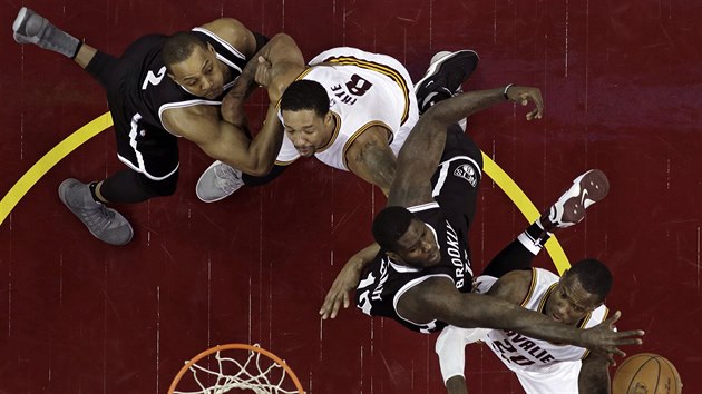 Kay Felder (vpravo) z Clevelandu stl na brooklynsk ko pes Anthonyho Bennetta, do situace se zapojili i clevelandsk Channing Frye (druh zleva) a Randy Foye z Brooklynu.