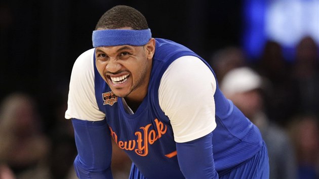 Carmelo Anthony z New Yorku nem radost z pohledu na skre zpasu s Bostonem.