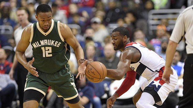 Jabari Parker (vlevo) z Milwaukee brn washingtonskho Johna Walla.