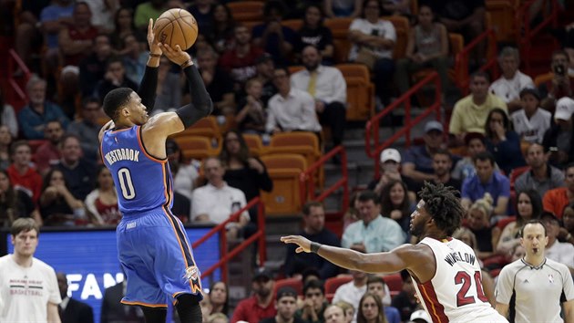 Russell Westbrook (vlevo) z Oklahoma City stl na ko Miami, brn ho Justise Winslow.