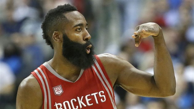 James Harden z Houstonu se raduje z spn stely.