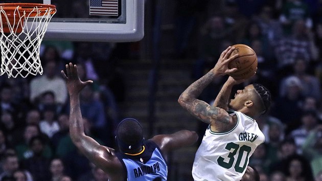 Gerald Green (vpravo) z Bostonu zakonuje na ko Memphisu pes Zacha Randolpha.