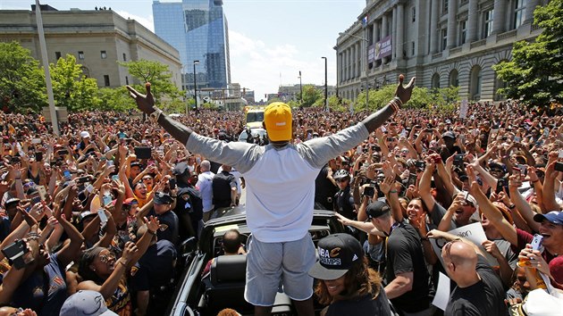 LeBron James si užívá ovace fanoušků Clevelandu po zisku titulu v NBA: