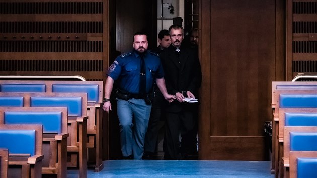 Justiční stráž přivádí ke Krajskému soudu v Hradci Králové Michala Voříška, který je obžalovaný z podvodů, zpronevěry a vraždy svědka (21.12.2016).