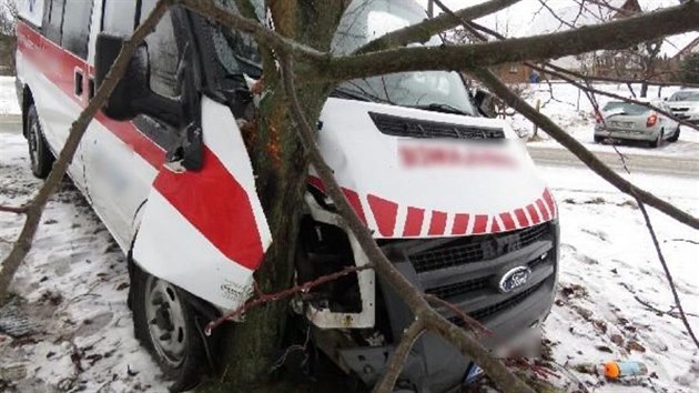Osobní vůz dostal na Rychnovsku smyk a poslal sanitu do stromu (27.12.2016).