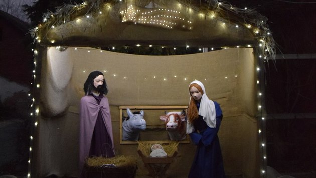 Bauerovi každoročně rozsvěcí vánočně vyzdobený dům v Josefově s betlémem.