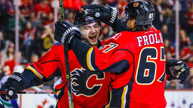 Mark Giordano z Calgary (elem) slav gl, gratuluje mu Michael Frolk.