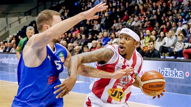 Pardubick basketbalista Dominez Burnett (vpravo) v souboji s ostravskm Vojtchem Bratenkovem.