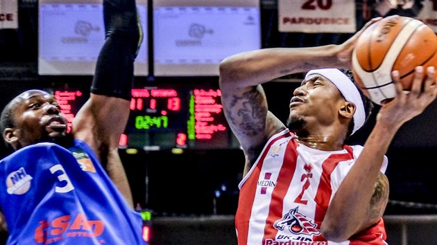 Pardubick basketbalista Dominez Burnett (vpravo) v souboji s ostravskm DeShawnem Painterem.